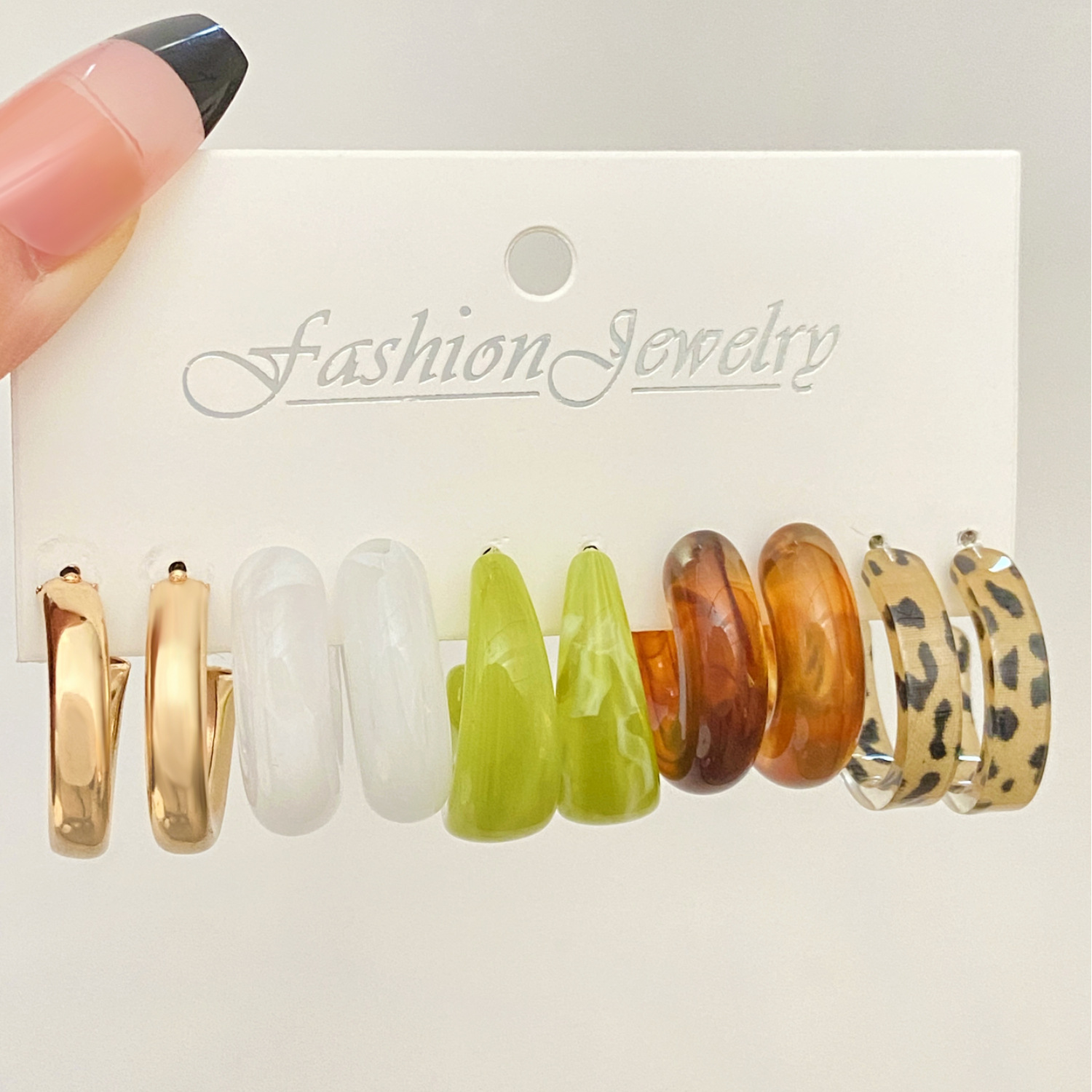 European and American exaggerated leopard print iridescent acrylic earring set, high-end C-ring versatile earrings, Korean-style fashionable earrings details Picture