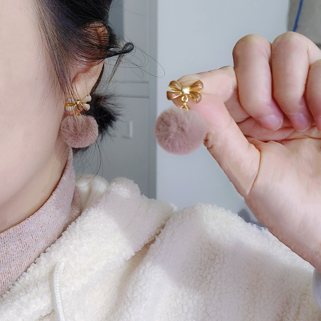 The new Maillard color series of plush earrings for autumn and winter are versatile and elegant, with gentle bow pom-pom earrings and earrings full figure