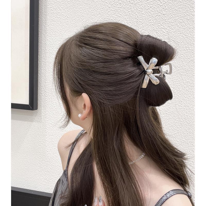 A high-end, compact metal bow clip, a fashionable and elegant female style, a half-tied hair clip at the back of the head, a shark clip hair accessory Application Scenario
