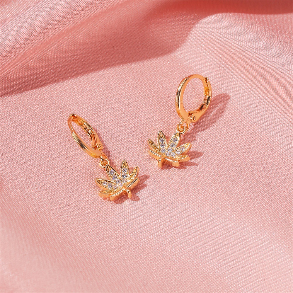 European and American inS-style diamond-encrusted maple leaf ear studs, a unique and creative design for women, and cross-border leaf ear buckles Application Scenario