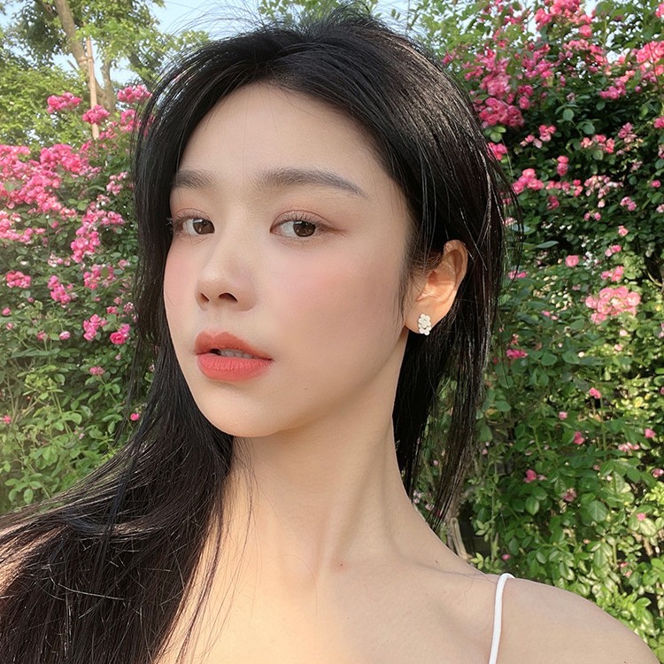 The Korean royal blue flower-shaped stud earrings feature a niche design for women, with a simple and compact style. It's a trendy new design in 2025 details Picture