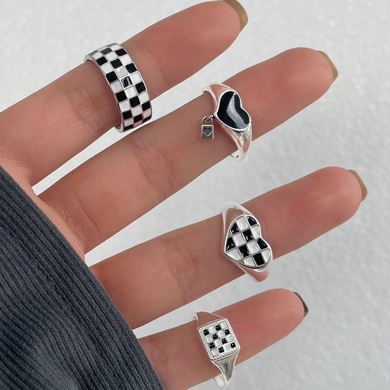 A Korean version of a niche design black and white checkered pattern combination ring, a retro and high-end fashion ring with an ins style for women full figure