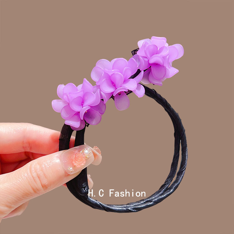 Bun hairstyle, hydrangea bud hair tie, ponytail headwear, high-end feminine look, acrylic hair bun stick, braiding tool, summer Application Scenario