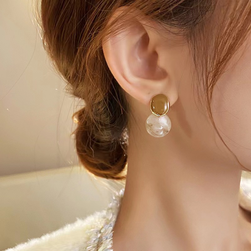 Unique irregular-shaped stud earrings with a feminine charm, Hong Kong-style earrings, simple and distinctive color contrast, autumn and winter internet-famous versatile earrings full figure