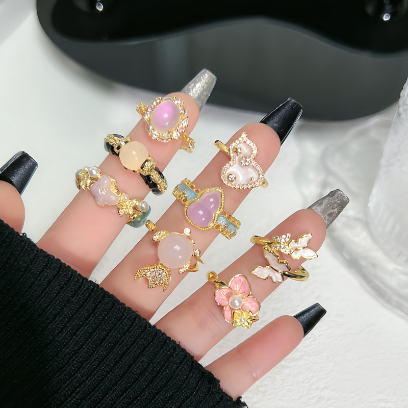 A high-end, light luxury, new Chinese-style chalcedony retro ring with a feminine gourd charm and a delicate, cold style, a niche ring full figure