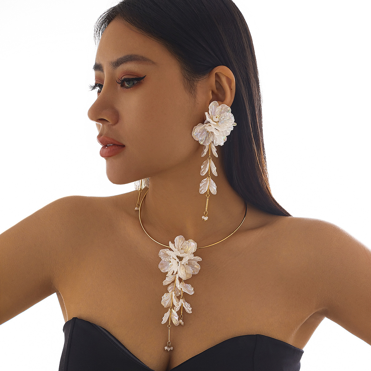 European and American cross-border jewelry: Fashionable and colorful CCB flower necklace, sweet and simple, metallic collarbone chain full figure