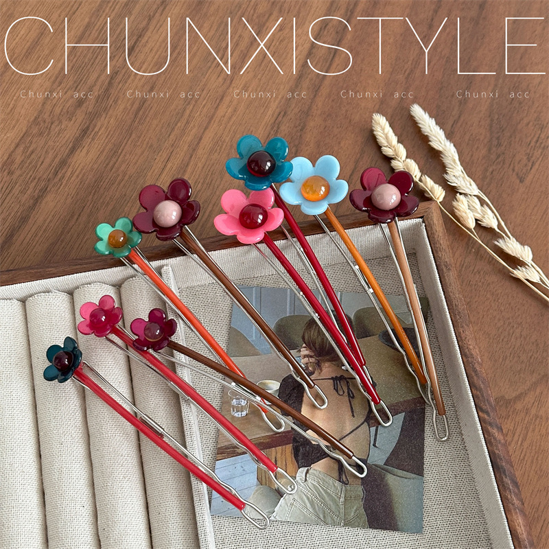 Korean-style color-blocking little flower frog clip one-shoulder hairpin, a high-end female style, with a chic chic at the back of the head and a stylish updo, 2025 new style full figure