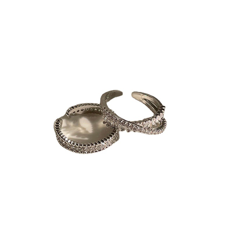 The interlaced zircon ring is a niche design for women, with a simple and adjustable opening. It is an exquisite and high-end plain ring Item Picture