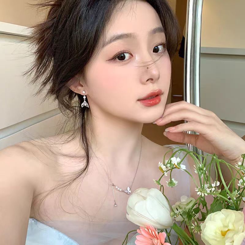 The Ocean series of dazzling fishtail forest-themed ear studs exude a light luxury and high-end charm, with a grand and elegant air. These ear studs are unique and beautiful earrings for women Specification drawing