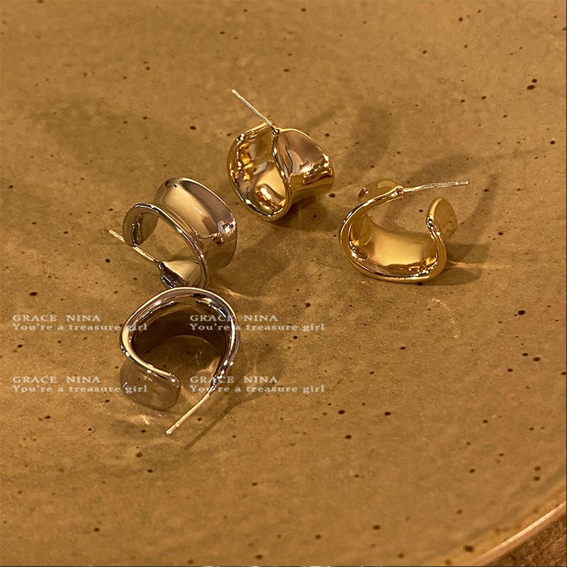 Metal irregular C-shaped earrings for women, a new style in 2025, with a cold and high-end feel. The unique ring stud earrings are a trendy accessory Specification drawing