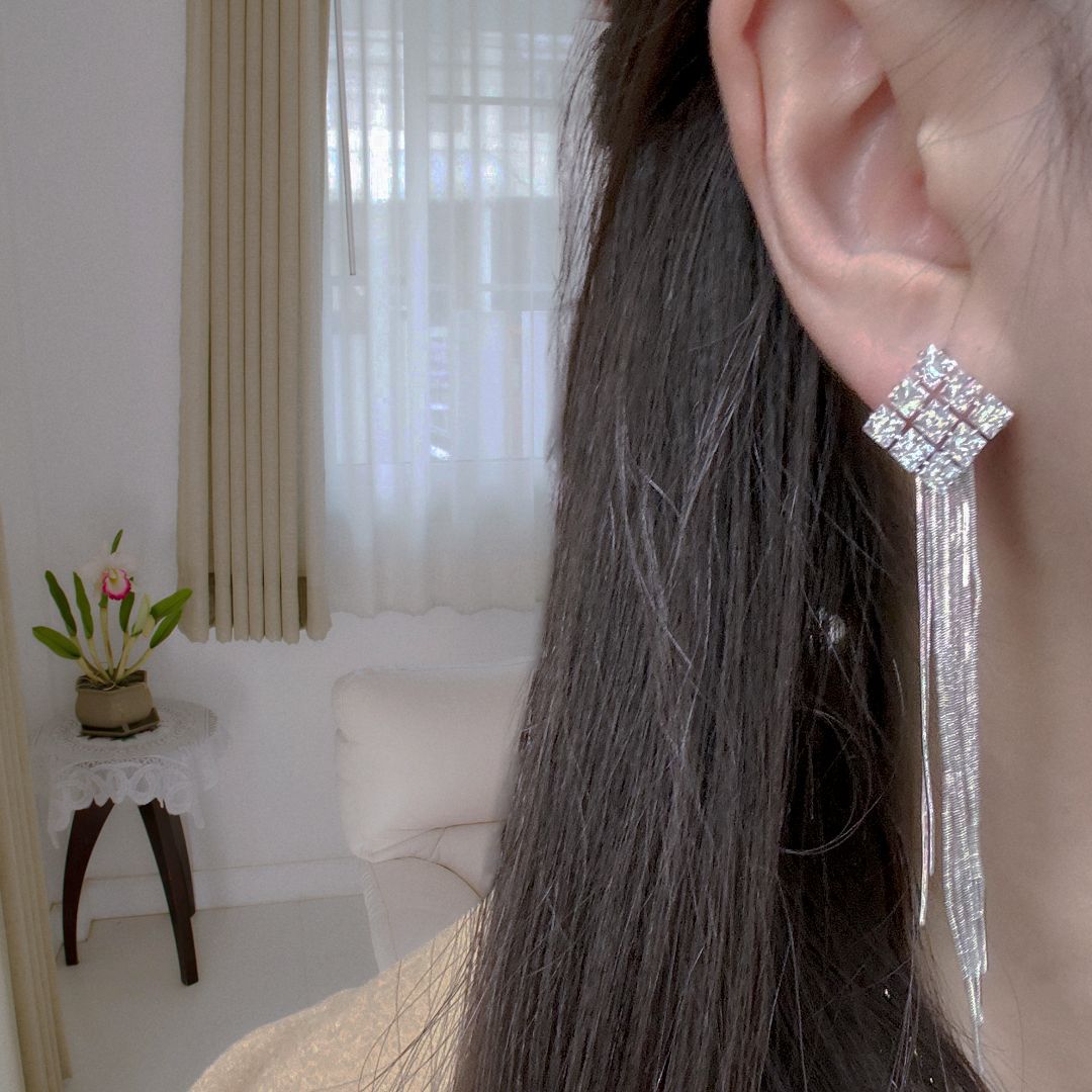 The 2025 new style of sparkling Zircon tassel earrings and earrings for women in the trendy Dongdaemun fashion, exuding a sense of elegance and sophistication full figure