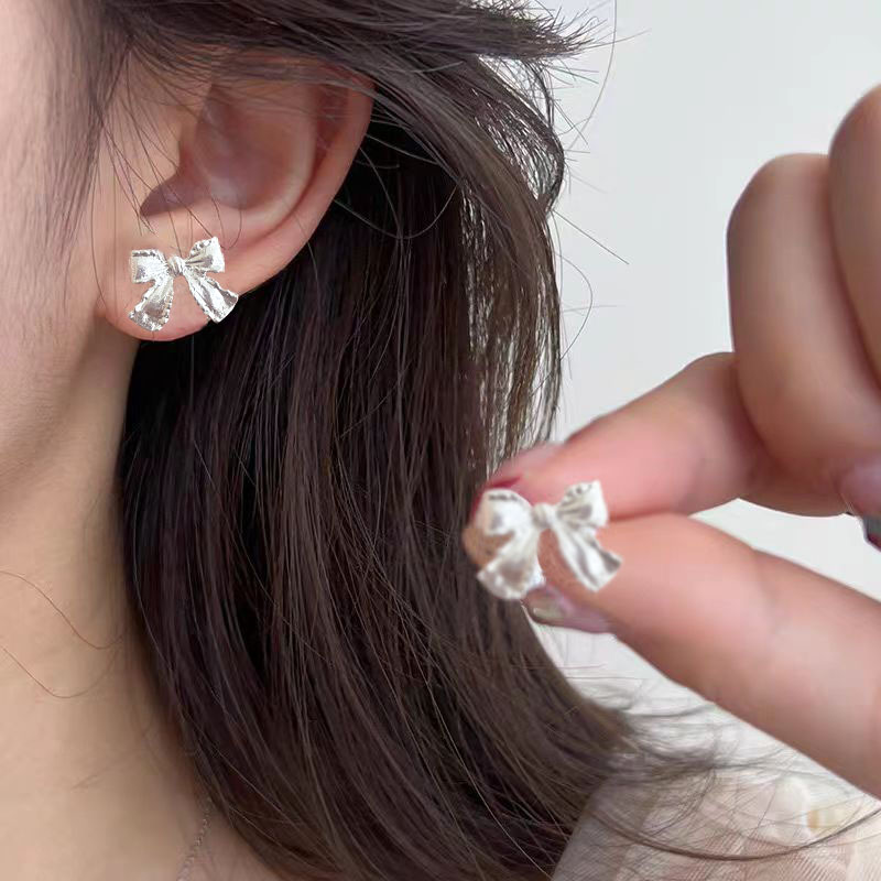 Japanese and Korean simple plain bow stud earrings for women 2025 new niche design, small and versatile commuter earrings full figure