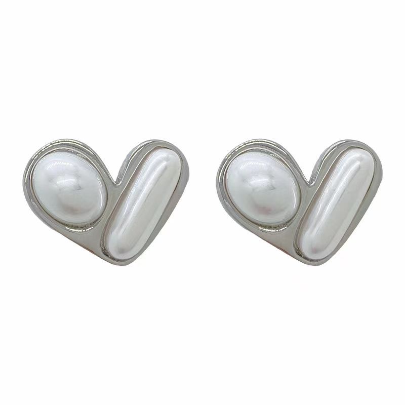 "Heart Set, French retro pearl silver stud earrings, ins light luxury, high-end, simple and elegant, versatile earrings. Item Picture