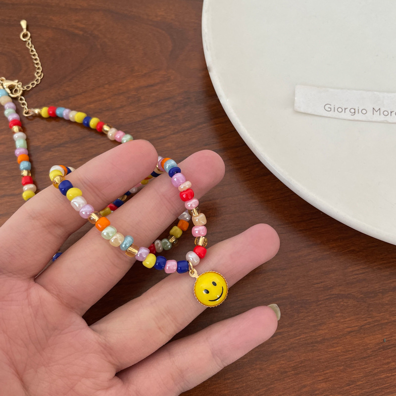 The 2023 new style of colorful beaded smiley face necklace for women, a niche collarbone chain design, and a hot girl hoodie accessory Specification drawing