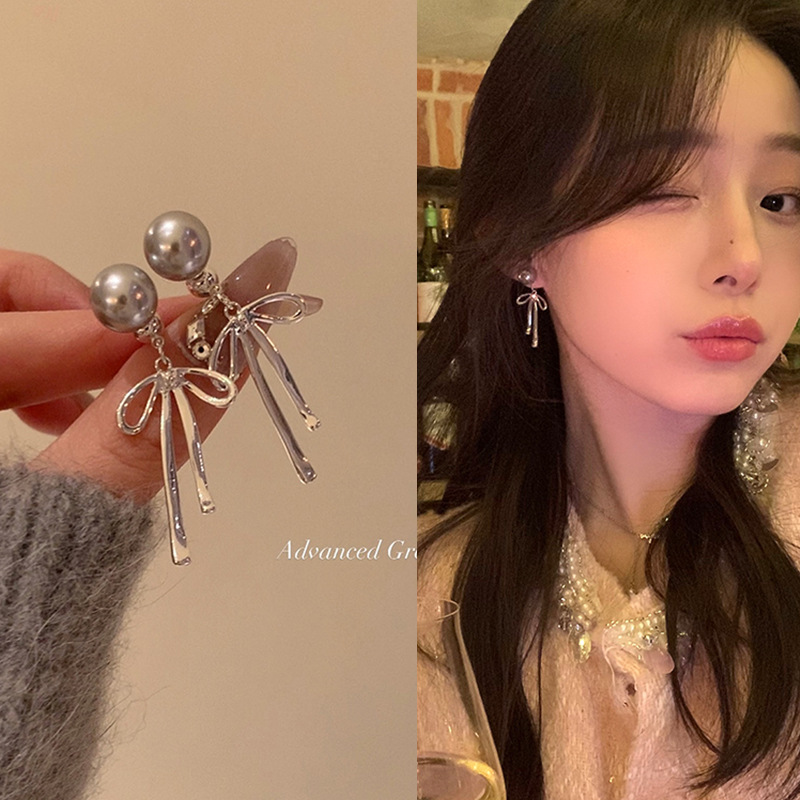 A high-end grey pearl earring, a bestseller for women in the autumn and winter of 2023 with a bow, a pair of earrings worn by socialites and Internet celebrities full figure