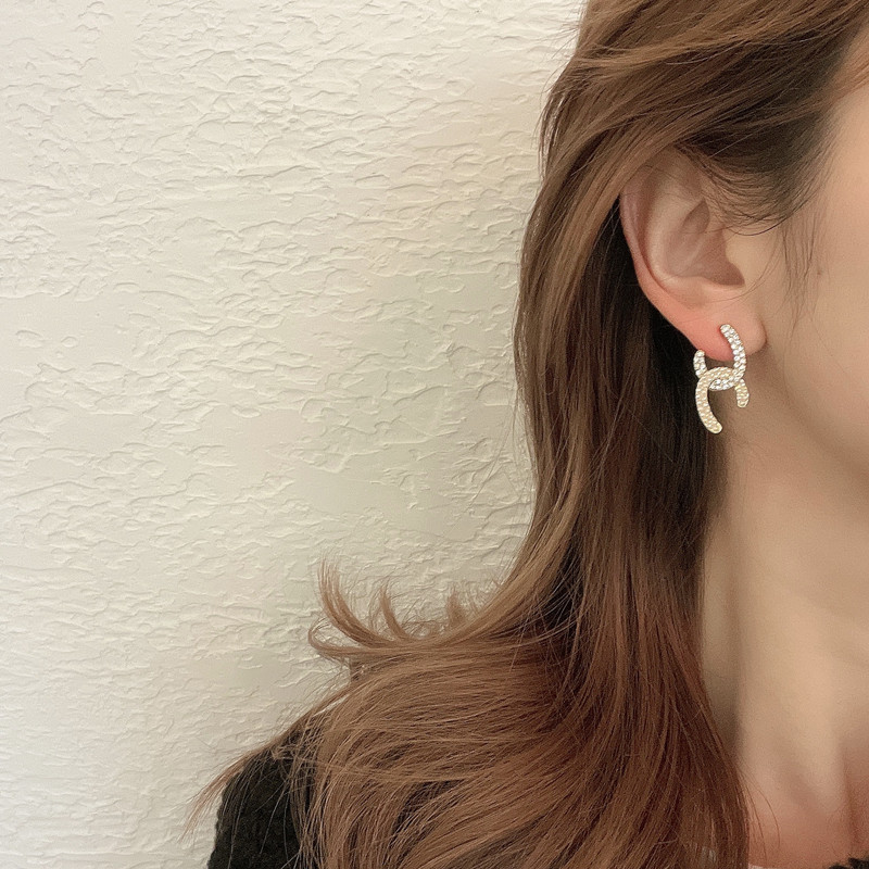 Earrings 2025 New trendy Korean style, trendy and internet-famous pearl earrings, women's stud earrings full figure
