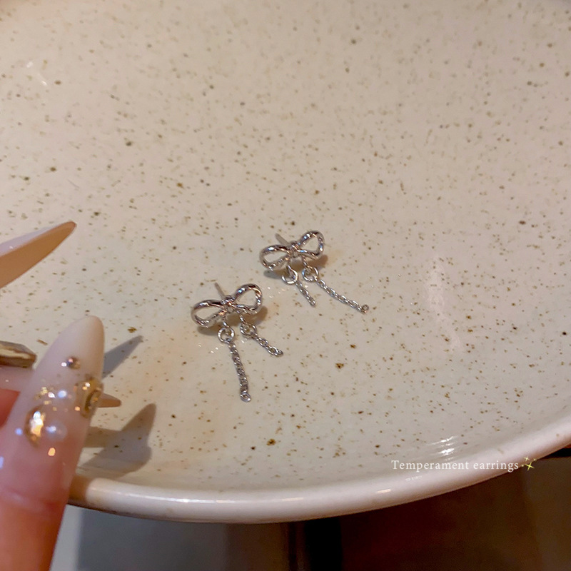 Cold and stylish bow tassel earrings for women, light luxury, niche and versatile, elegant stud earrings, the same style of popular earrings Specification drawing
