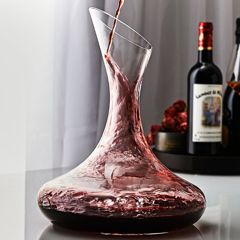 Wholesale household grape bottom slanted decanter, commercial thickened glass quick wine divider, red wine and spirits wine divider pot Application Scenario