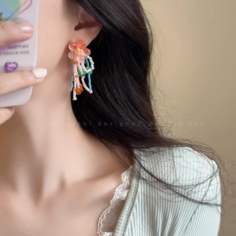 The small flower-patterned tassel and beaded stud earrings are a fairy-like vacation forest-themed niche earrings that are suitable for round and square faces details Picture