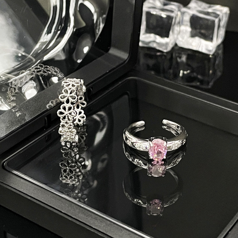 Sweet and hollowed-out flower ring, a gentle and elegant index finger ring with a niche design and a light luxury and high-end feel Application Scenario