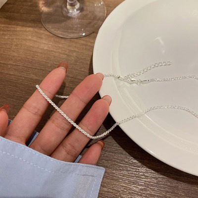 Ins-style freshwater pearl necklace for women, simple and internet-famous style, collarbone chain, light luxury and niche design sense accessory details Picture