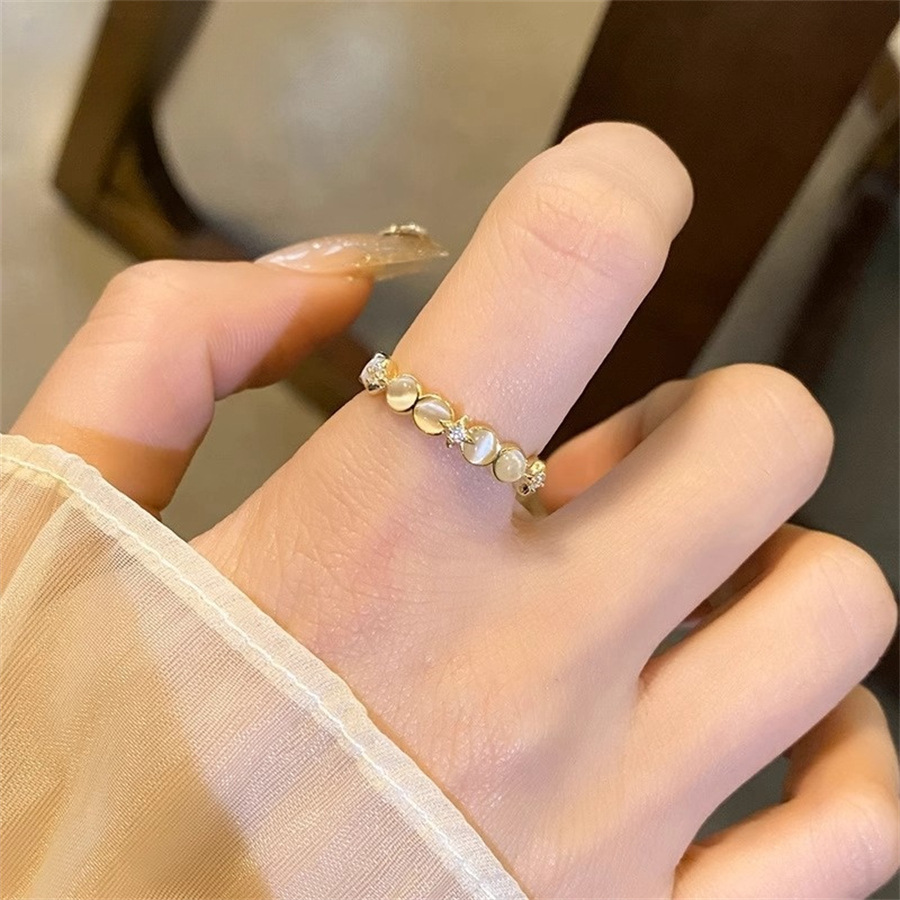French star cat's eye ring, a niche design for women with an open index finger ring, exudes a light luxury and high-end charm, and is a versatile ring Application Scenario