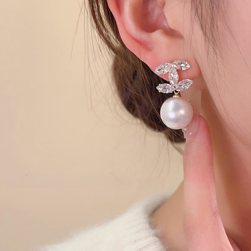The "Little Chanel Style Double C Imitation Pearl Autumn Earrings" exude a unique sense of light luxury and sophistication. They are a new bestseller in 2025 Specification drawing