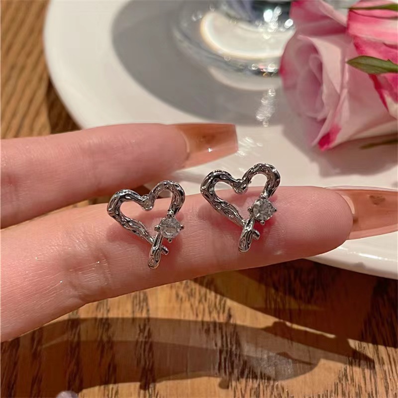 Exquisite and versatile hollowed-out heart-shaped zircon earrings, summer hot girl earrings, niche and special design sense, internet-famous earrings Application Scenario
