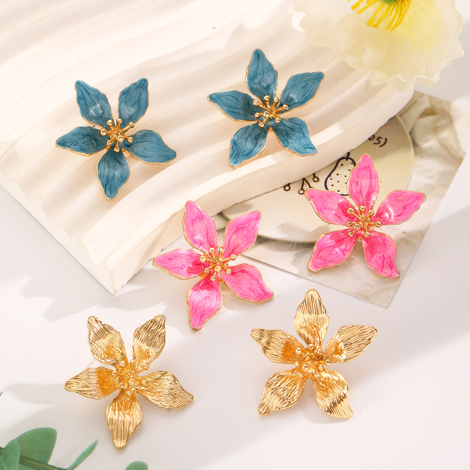 New cross-border sweet and elegant oil-dripping flower stud earrings for women in an ins style, retro, elegant and fashionable alloy petal earrings Specification drawing