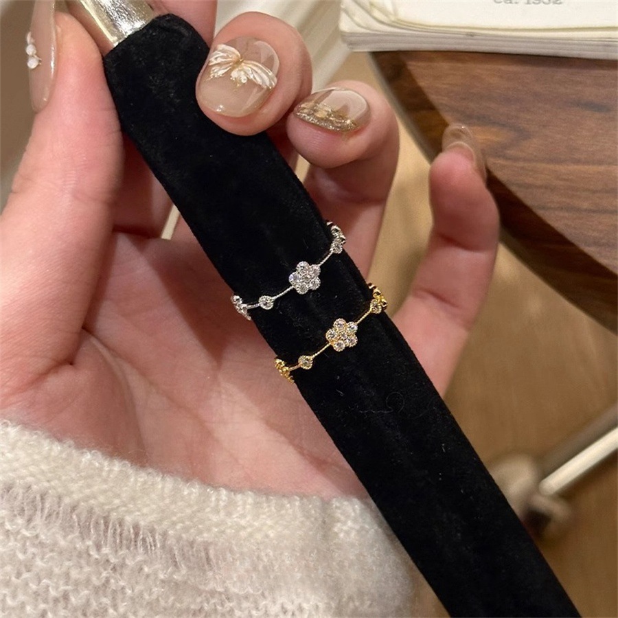 French super sparkling six-petal flower ring with full diamonds, 925 silver, exquisite, light luxury and high-end feel, slightly inlaid zircon flower ring details Picture