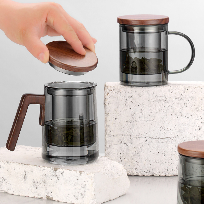Glass tea cups, heat-resistant high borosilicate personal office cups with LIDS, tea strainers, tea water separation cups, wooden-handled cups Application Scenario