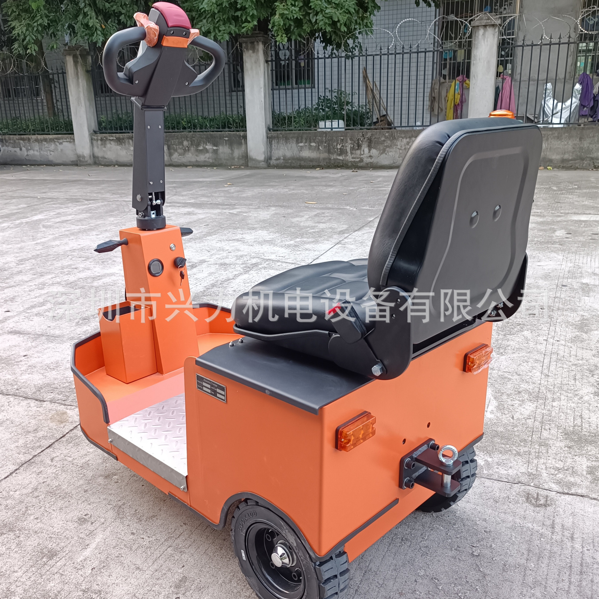 A ride-on tractor, an open electric tractor, or a stand-up towing trailer with a capacity of 1.5 to 3 tons is easy to pull details Picture