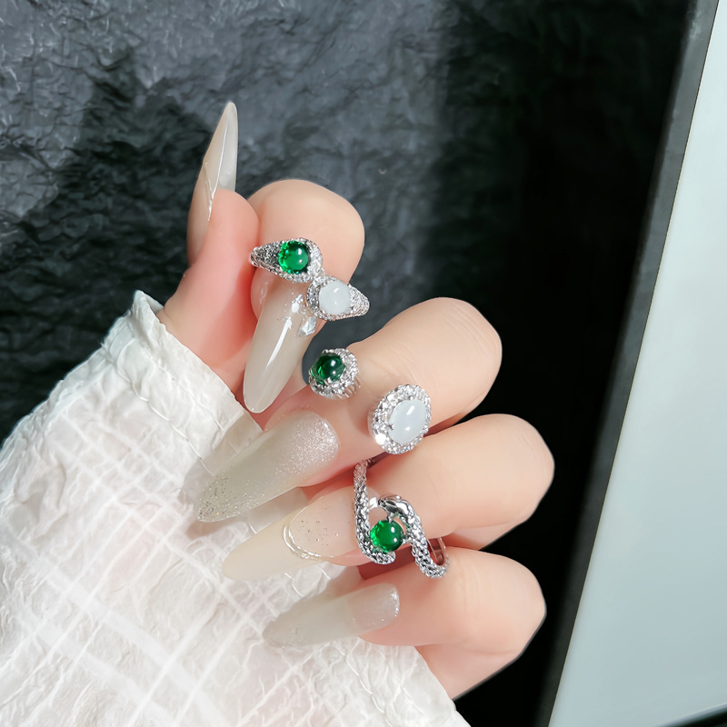 New Chinese-style two-color egg surface emerald imitation high-end ring, a fashionable and exquisite ring with a niche design for women full figure