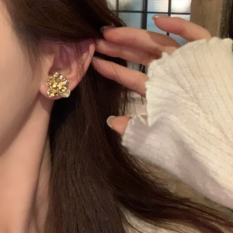 French retro metal cat's eye stone three-dimensional flower earrings, women's light luxury high-end design stud earrings Application Scenario