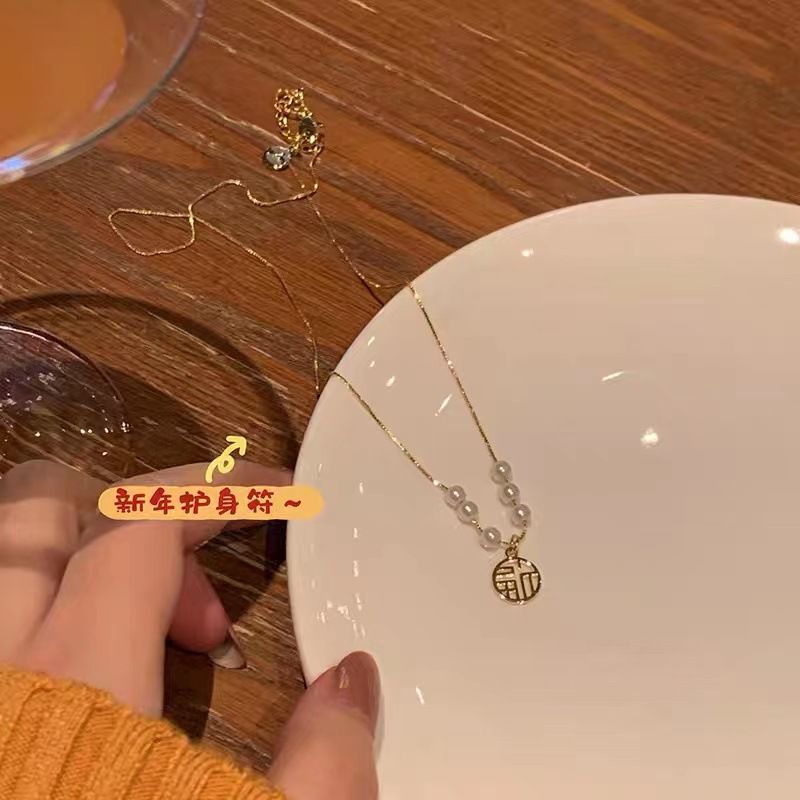 The "Fu" character pearl necklace is a light luxury and niche design for women. It features a sweater chain and collarbone chain. The new 2023 neckchain is exquisite Application Scenario
