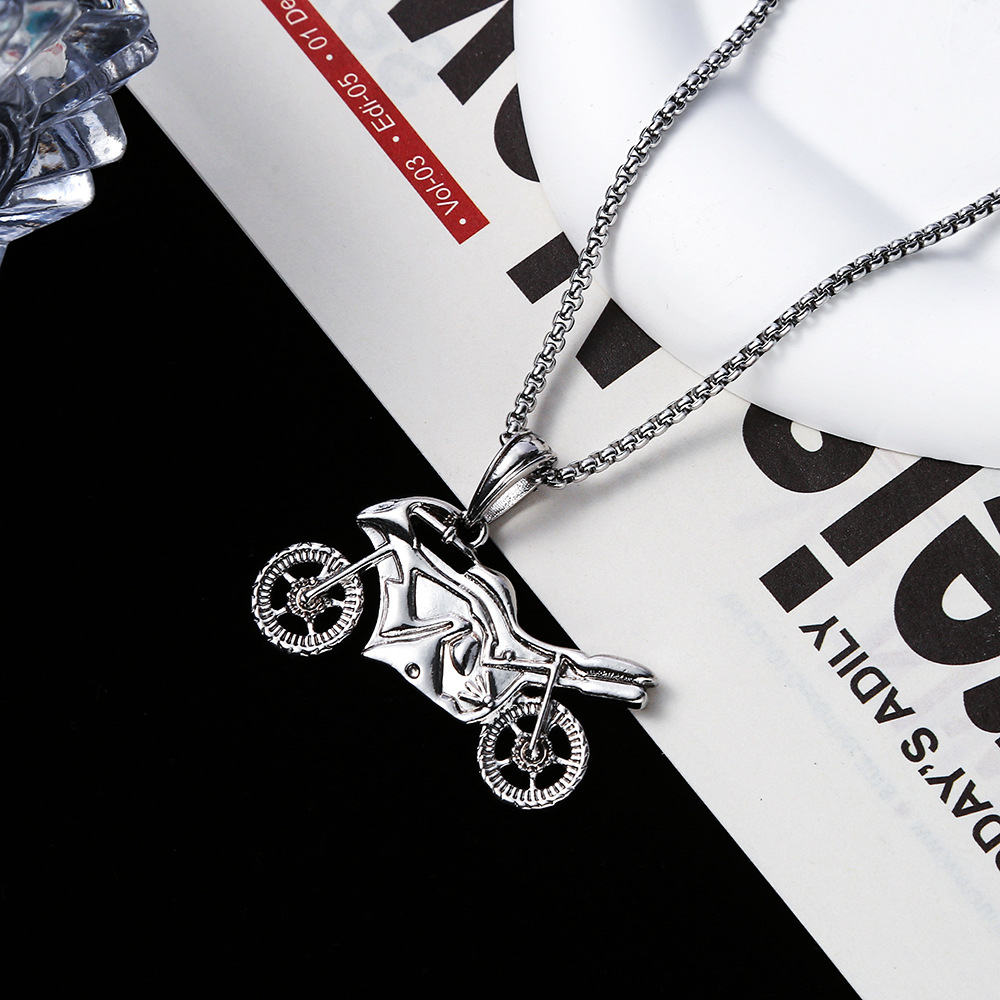 A new titanium steel chain necklace from Europe and America that doesn't fade, is personalized and fashionable. It's the same style as a popular street hip-hop pendant accessory details Picture