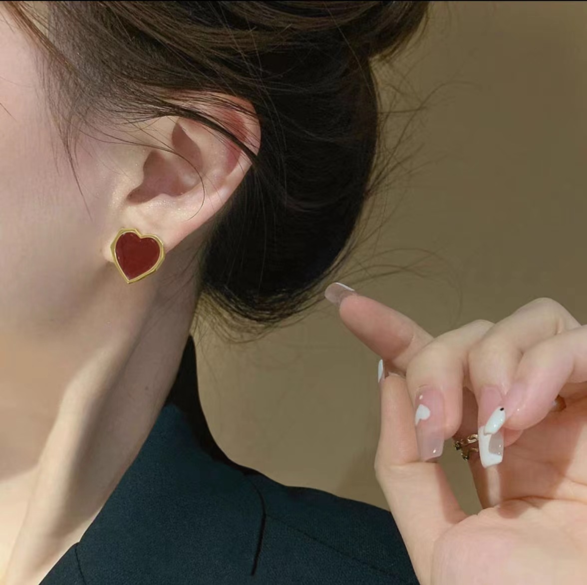 The Ankela red glazed heart-shaped stud earrings are a trendy girl's ins niche design, stylish and versatile earrings and earrings details Picture