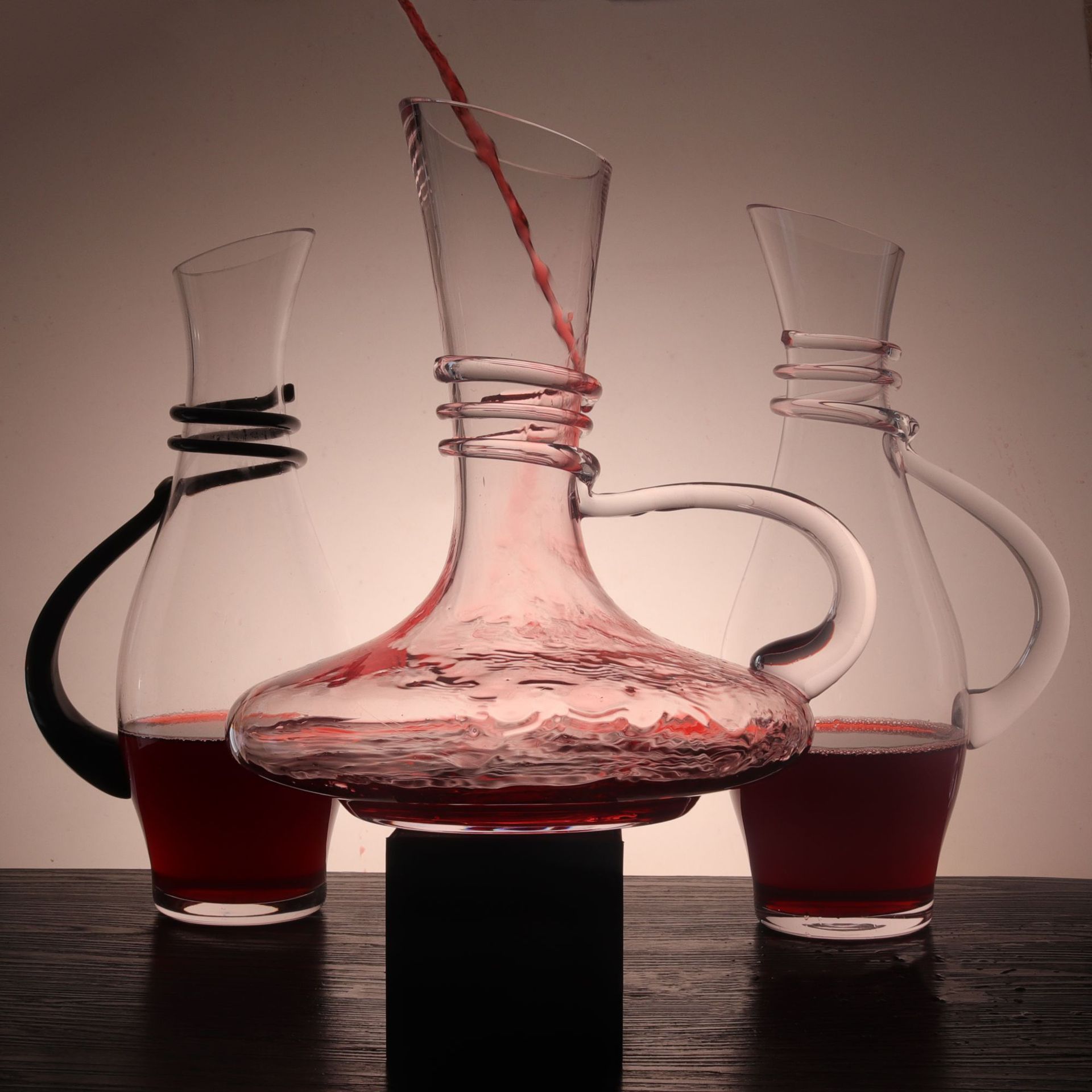 Factory direct supply of blown crystal glass wine decanters, bar home wine decanters, can be used as logos full figure