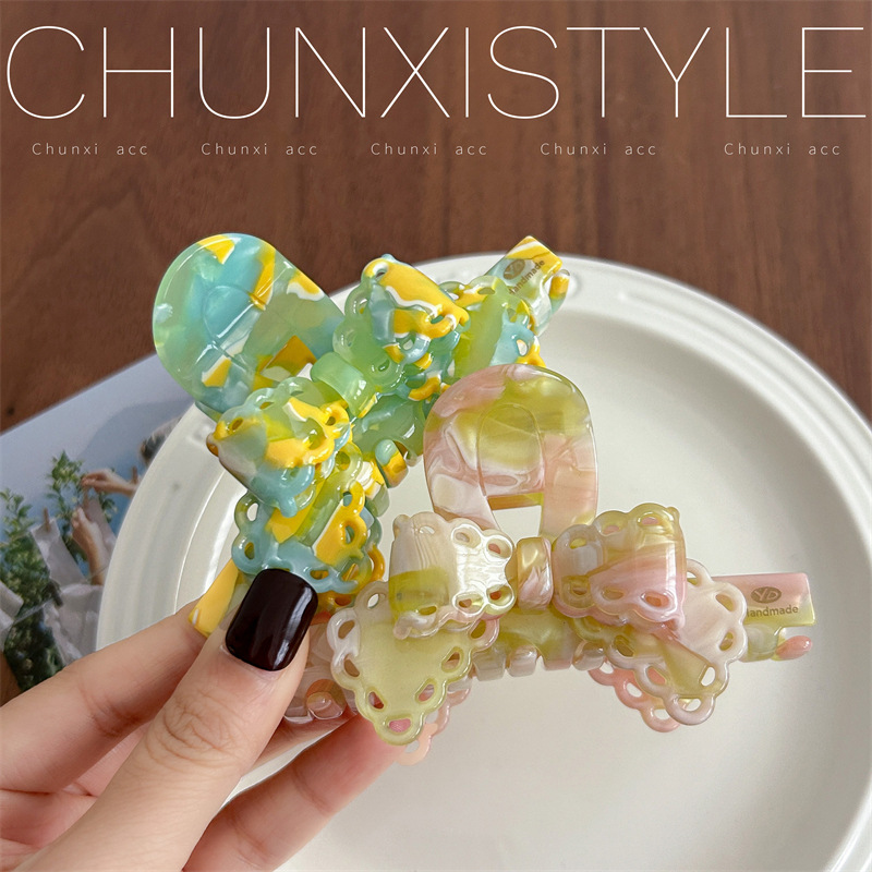 YD's new original acetate Japanese and Korean scratch-off clip, with a high-end feel, bow hair clip, and a sweet and elegant style, features a shark clip at the back of the head Application Scenario