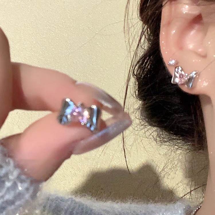 Sweet and cool style sweetheart Zircon butterfly stud earrings for girls, cute, exquisite, versatile and fashionable, with a hot girl design sense details Picture
