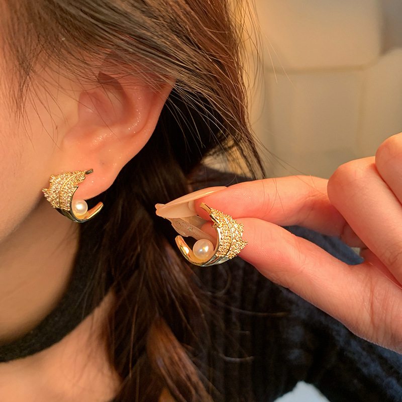 French micro-inlay leaf pearl earrings for women, 2024 new bestsellers, light luxury and high-end style ear studs, elegant earrings wholesale details Picture
