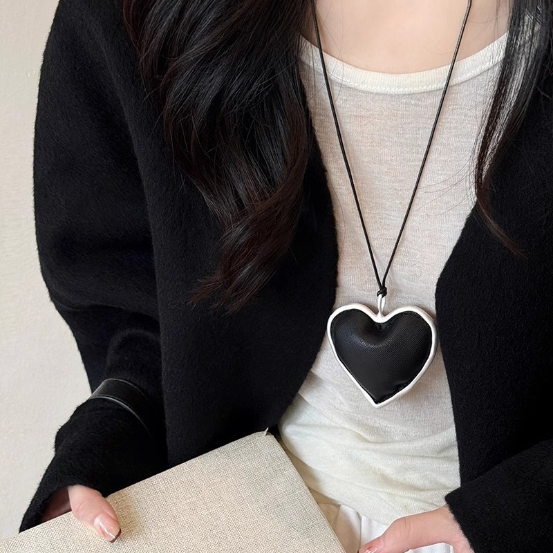 The black and white heart-shaped necklace with the same color as the blogger, a versatile collarbone chain for women's fashion on Instagram, and a sweater chain with a strong atmosphere for autumn and winter Specification drawing