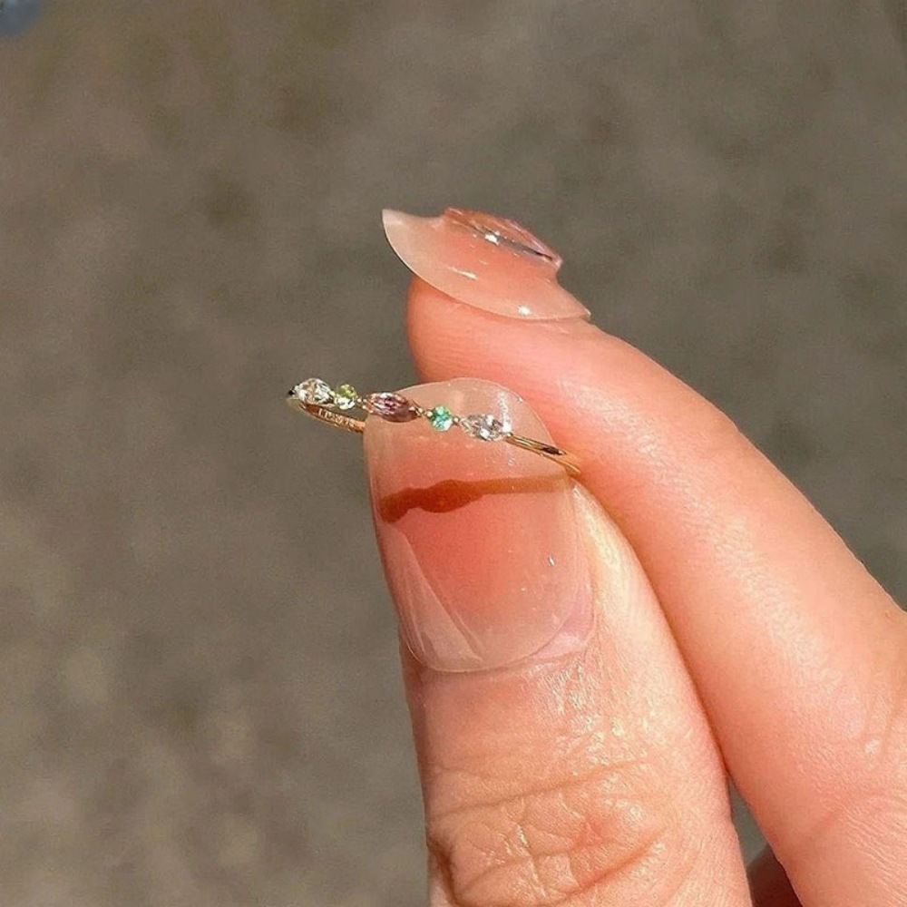 Exquisite and high-end colored zircon plain ring, a niche design for women, sweet and trendy ring, a versatile and elegant accessory full figure