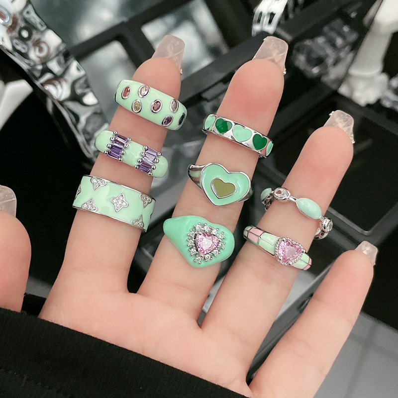 This French niche design exudes a sense of sophistication and freshness. The green enamel individual open ring is fashionable, unique and versatile. It's a perfect ring for women Specification drawing