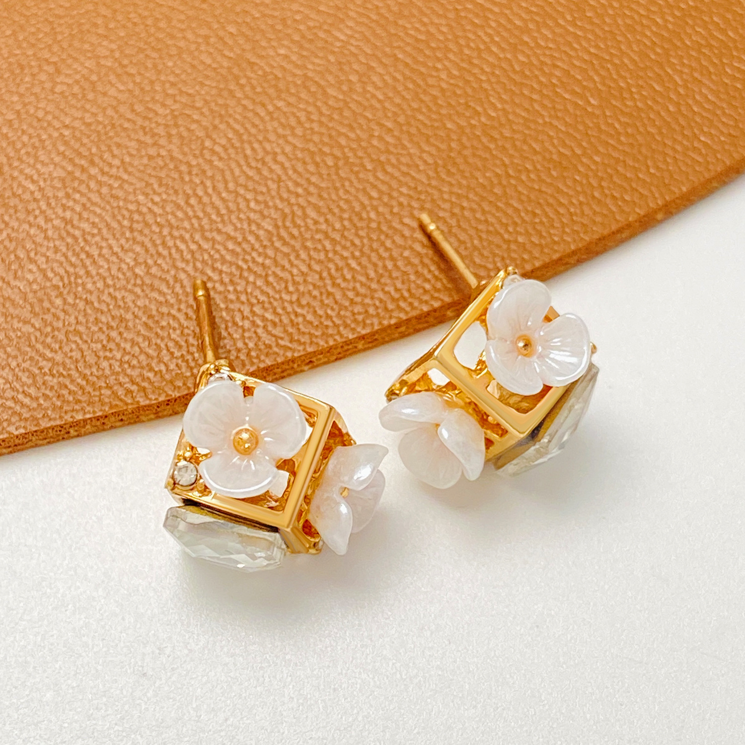 French light luxury square diamond-encrusted flower stud earrings for women in an ins style, European and American personality and temperament, small sugar flower earrings trend Specification drawing
