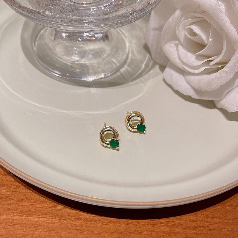 S925 Silver Needle Korean new Round Zircon earrings, a niche high-end design for women, fashionable and simple stud earrings Specification drawing