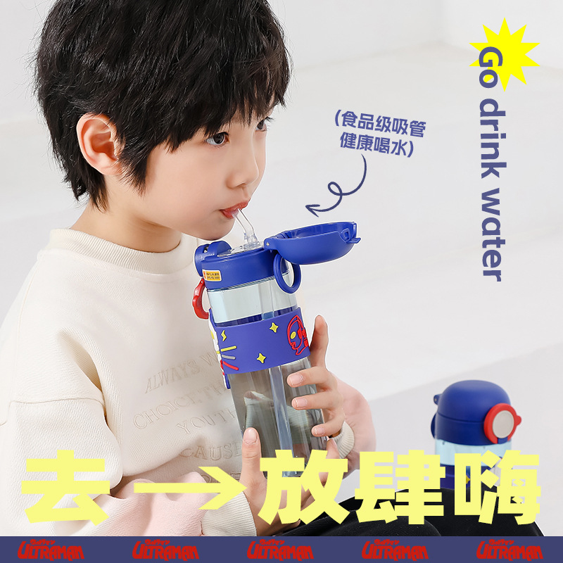 Portable handle for students to put in schoolbags, tritan popular cartoon new high appearance level children's straw water cup plastic Application Scenario