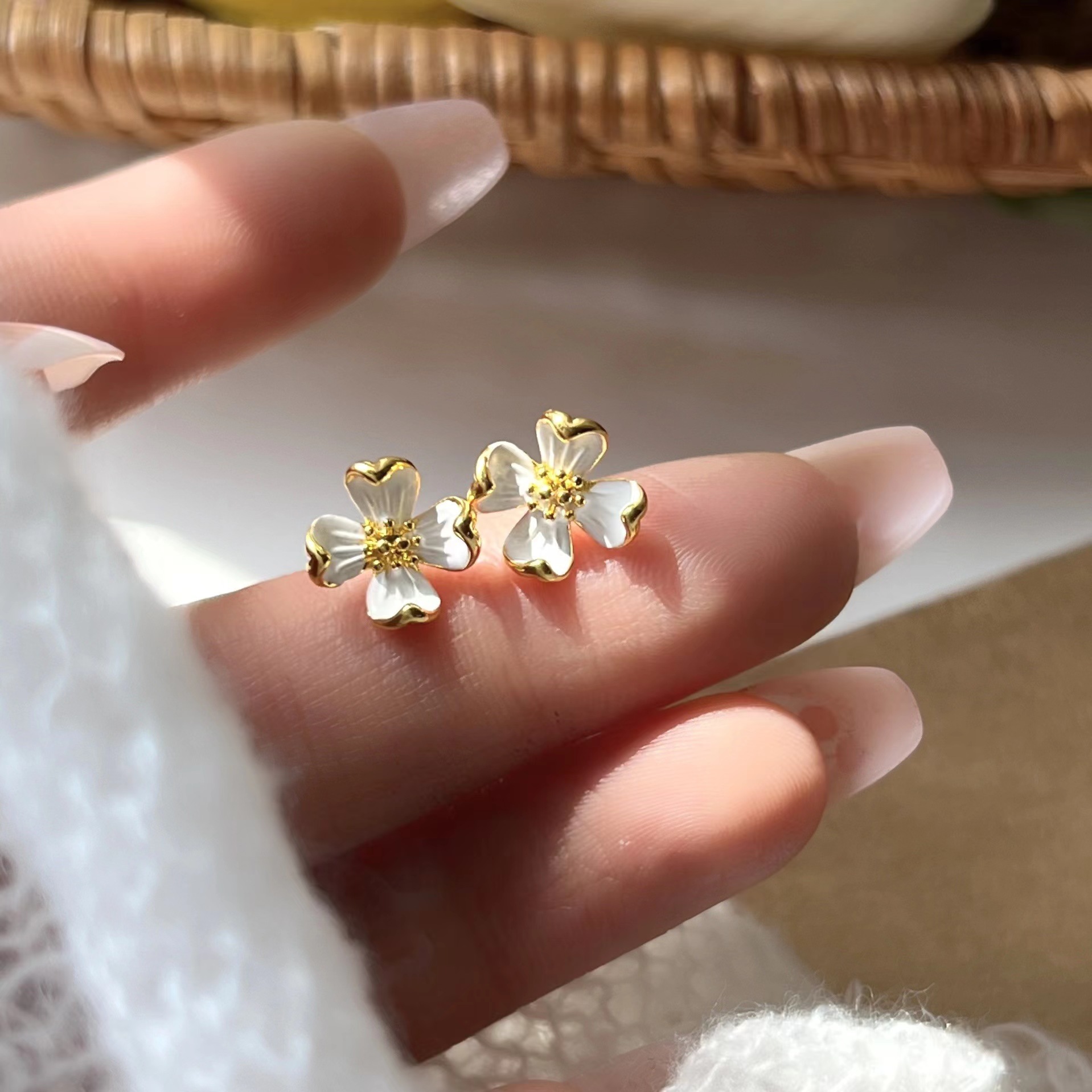 French retro and niche design lilac stud earrings for daily wear, elegant fairy earrings 2025 new style earrings full figure