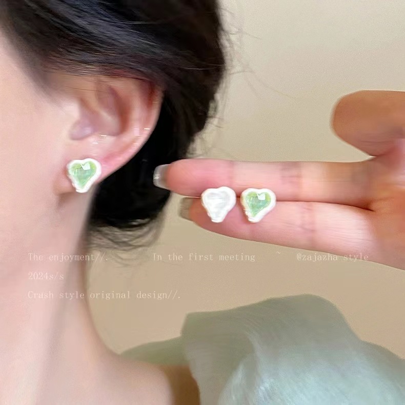 New bestsellers in 2025: Fresh and elegant mermaid heart stud earrings, niche design, high-end light luxury earrings, and ins trendy ears Specification drawing