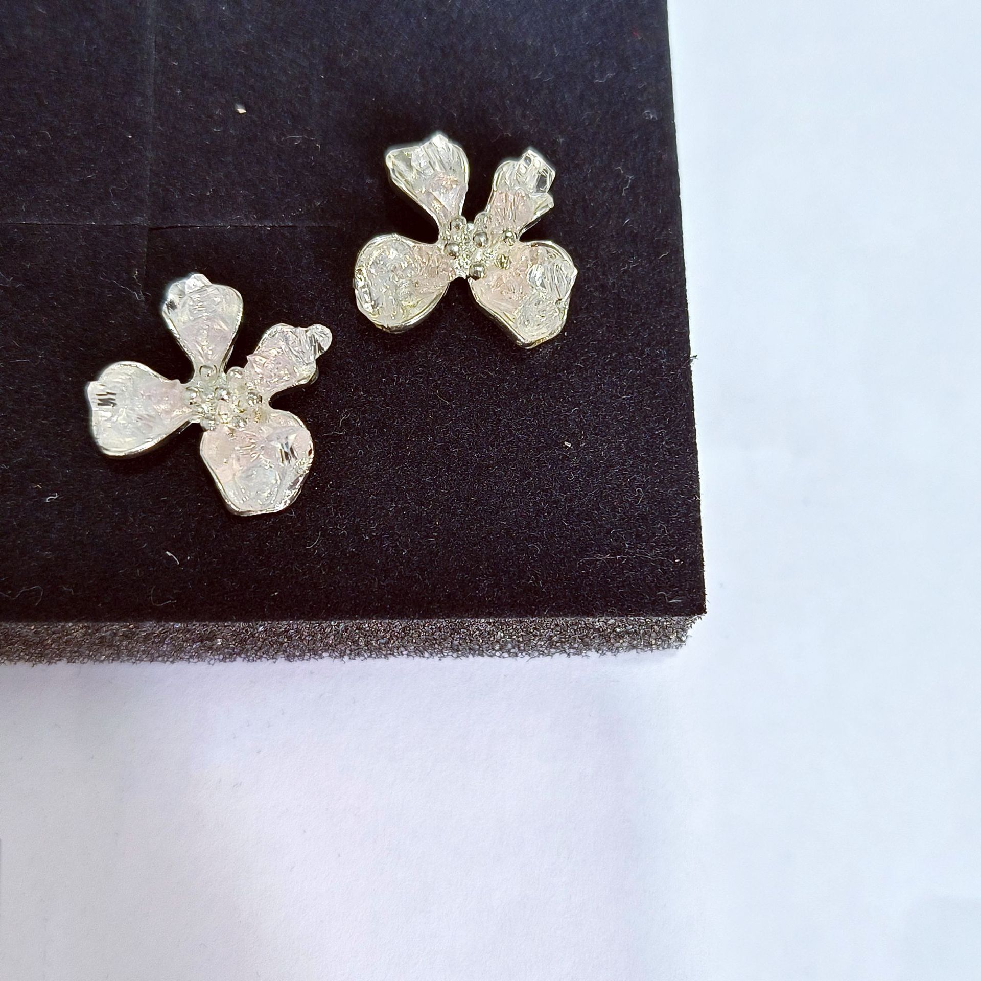 The new spring and summer gradient pink crystal flower stud earrings exude a feminine charm, are sweet and versatile, and feature a unique, light luxury and high-end design Application Scenario